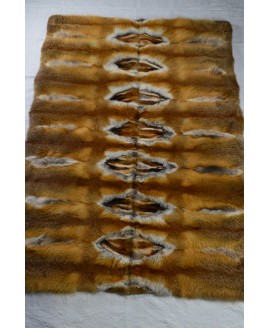 Fuchsdecke mit einem mosaikartig wirkenden Band aus Fuchspfoten und weissen Fellkehlen